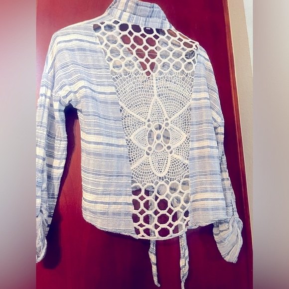 Blu Pepper Stitch Fix Gray Striped Tie Front Top Crop Crochet Sz M Open Back - Picture 6 of 8